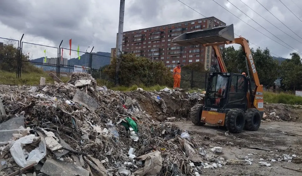 Engativá se pone la camiseta: operativos de limpieza devuelven dignidad al espacio público Engativá se sacude la mugre: en un mes ya van más de 92 metros cúbicos de basura y escombros recogidos, cambuches desmontados y zonas verdes recuperadas. La Operación Espacio Público llegó con todo para devolverle a los vecinos calles limpias, humedales cuidados y andenes libres.