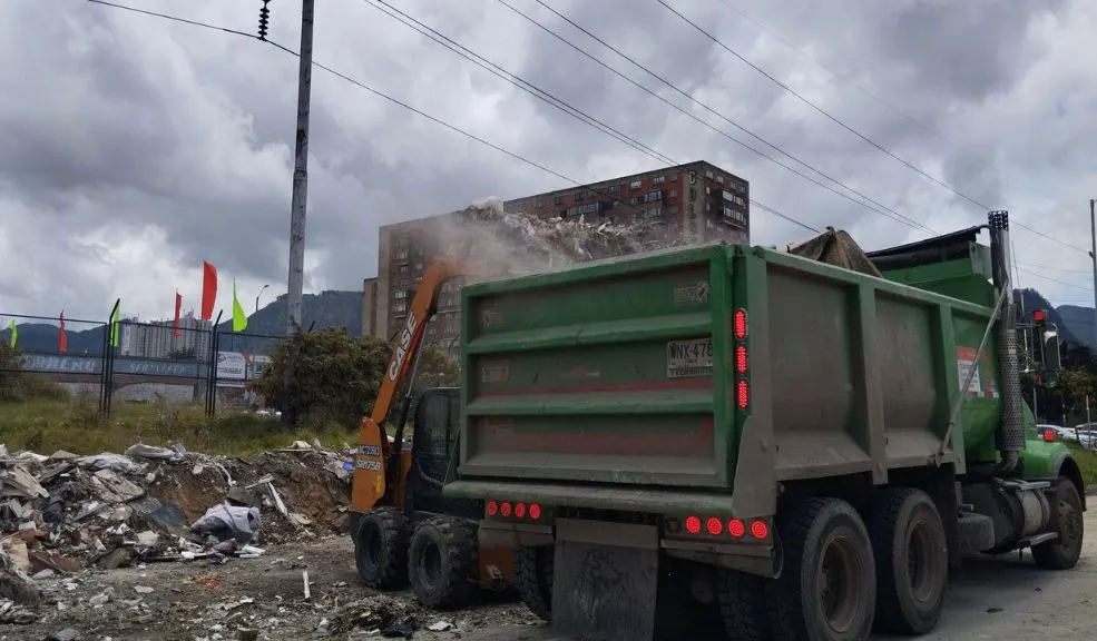 Engativá se pone la camiseta: operativos de limpieza devuelven dignidad al espacio público Engativá se sacude la mugre: en un mes ya van más de 92 metros cúbicos de basura y escombros recogidos, cambuches desmontados y zonas verdes recuperadas. La Operación Espacio Público llegó con todo para devolverle a los vecinos calles limpias, humedales cuidados y andenes libres.