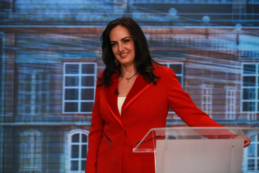 Entrevista con María Fernanda Cabal: "La paz no se negocia, se impone" 1 Entrevista con María Fernanda Cabal: "La paz no se negocia, se impone" Q’HUBO entrevistó a María Fernanda Cabal, precandidata presidencial del Centro Democrático. La vallecaucana presentó su plan de gobierno, enfatizando el libre mercado, una paz que no se negocia y el fortalecimiento de las relaciones con países aliados.