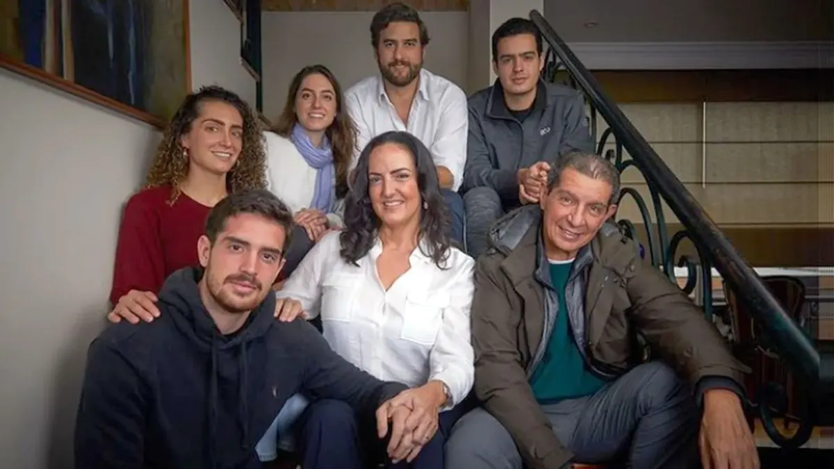 Entrevista con María Fernanda Cabal: "La paz no se negocia, se impone" 3 Entrevista con María Fernanda Cabal: "La paz no se negocia, se impone" Q’HUBO entrevistó a María Fernanda Cabal, precandidata presidencial del Centro Democrático. La vallecaucana presentó su plan de gobierno, enfatizando el libre mercado, una paz que no se negocia y el fortalecimiento de las relaciones con países aliados.