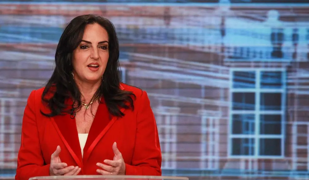 Entrevista con María Fernanda Cabal: "La paz no se negocia, se impone" 1 Entrevista con María Fernanda Cabal: "La paz no se negocia, se impone" Q’HUBO entrevistó a María Fernanda Cabal, precandidata presidencial del Centro Democrático. La vallecaucana presentó su plan de gobierno, enfatizando el libre mercado, una paz que no se negocia y el fortalecimiento de las relaciones con países aliados.