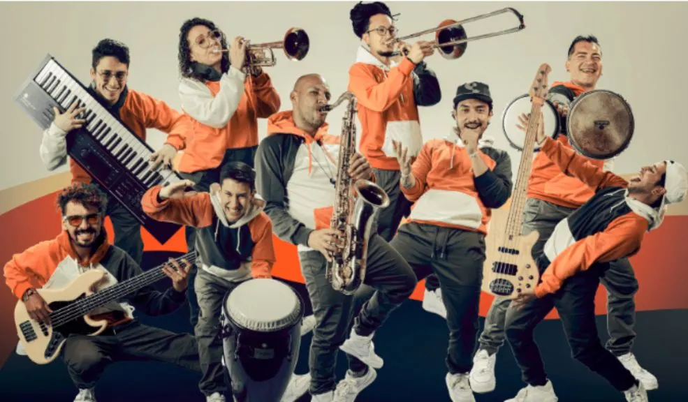 Escenarios móviles pondrán a bailar a Bogotá con Salsa al Parque Si a usted no le gustan las grandes multitudes, pero disfruta de una buena salsa, llegó el momento de brillar baldosa en las comunidades de la ciudad. Con los Escenarios Móviles de Salsa al Parque, la cultura y la música llegan a los barrios y no se quedan únicamente en el parque Simón Bolívar de Bogotá.