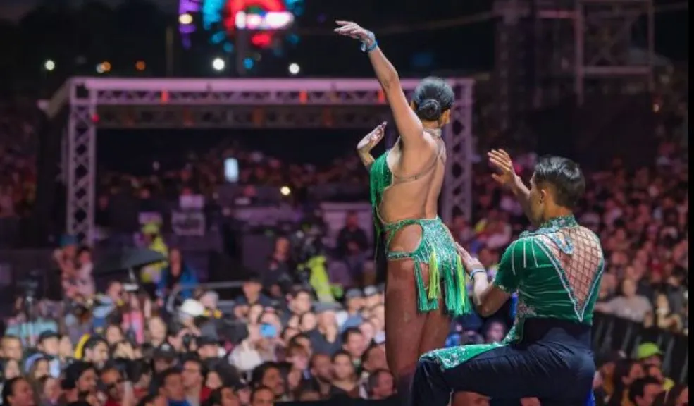 Escenarios móviles pondrán a bailar a Bogotá con Salsa al Parque Si a usted no le gustan las grandes multitudes, pero disfruta de una buena salsa, llegó el momento de brillar baldosa en las comunidades de la ciudad. Con los Escenarios Móviles de Salsa al Parque, la cultura y la música llegan a los barrios y no se quedan únicamente en el parque Simón Bolívar de Bogotá.