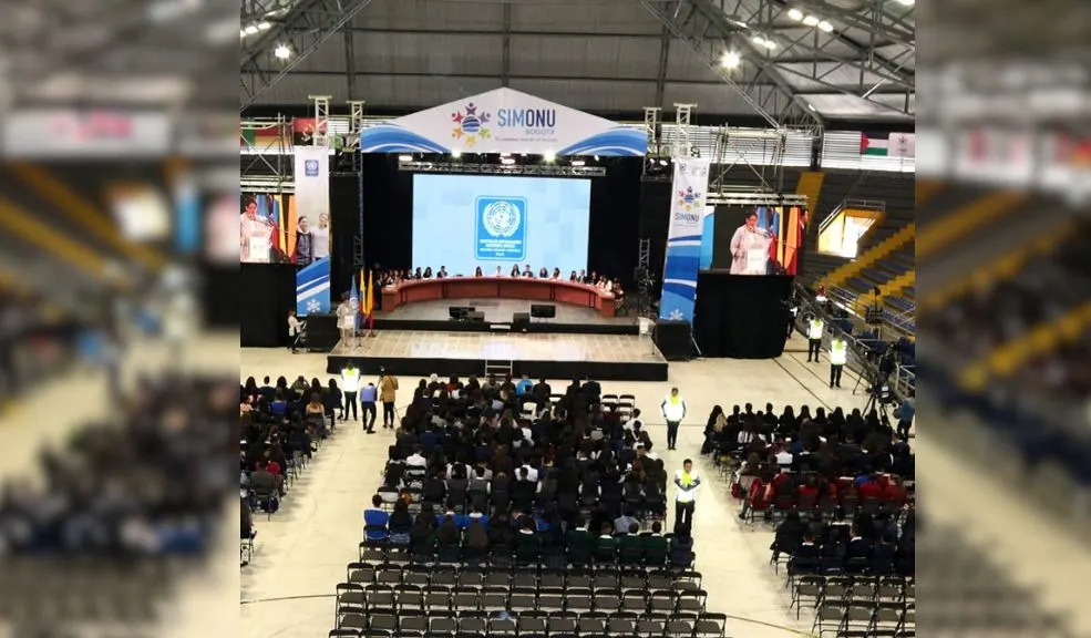 Estudiantes denuncian desigualdad entre colegios públicos y privados en el SIMONU Un grupo de estudiantes denunció en redes sociales una presunta desigualdad entre colegios públicos y privados que participaron en la decimotercera versión de la Simulación de la Organización de las Naciones Unidas (SIMONU), realizada en el colegio Enrique Olaya Herrera, en la localidad de Rafael Uribe Uribe. Los jóvenes afirmaron que los refrigerios presentaban notables diferencias en presentación y valor nutricional.