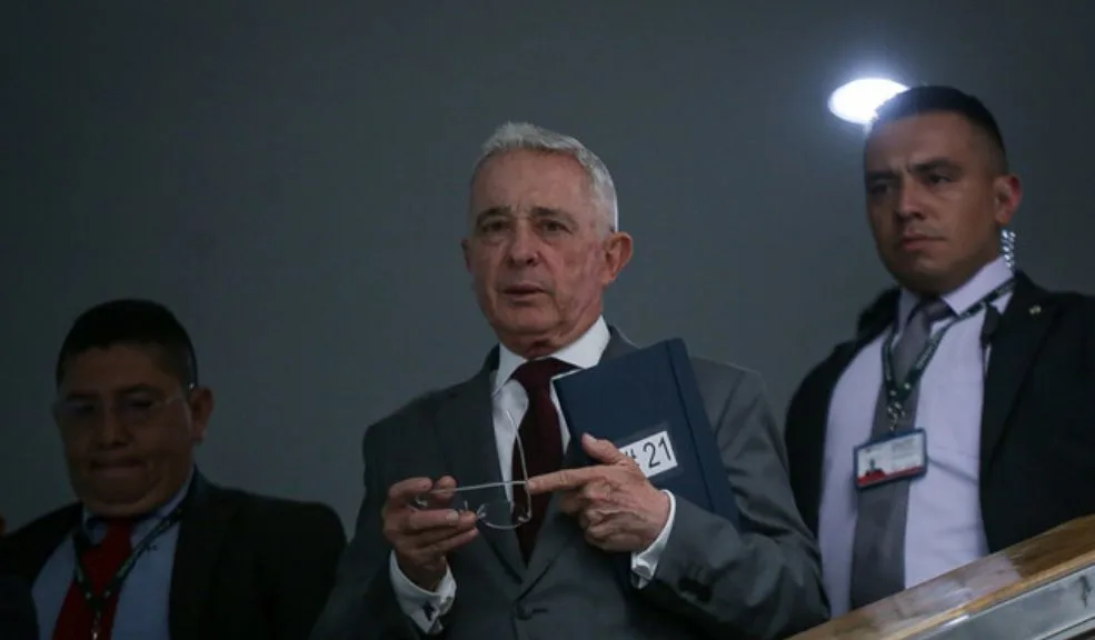 Exabogado de Uribe condenado a 7 años de prisión domiciliaria por soborno El exabogado del expresidente Álvaro Uribe, Diego Cadena, fue condenado a siete años de prisión domiciliaria y al pago de una multa por los delitos de soborno y manipulación de testigos.