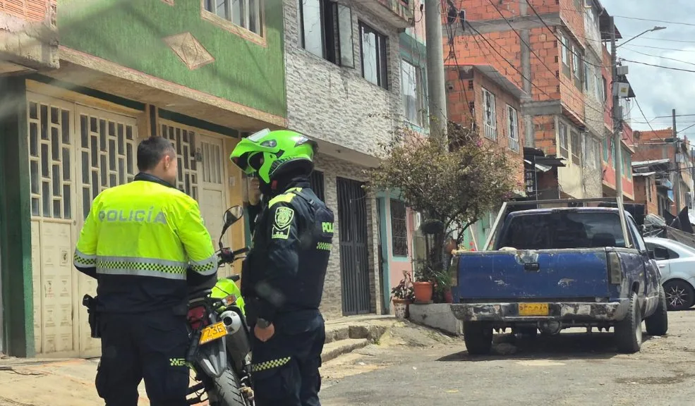 Balacera en La Playita: asesinaron a Miguel de 33 años 2 Balacera en La Playita: asesinaron a Miguel de 33 años Miguel, de 33 años, fue asesinado dentro de su camioneta en el sector de La Playita, en Ciudad Bolívar. Dos sujetos en moto lo interceptaron y dispararon en repetidas ocasiones. Las autoridades investigan si se trató de un caso de sicariato.