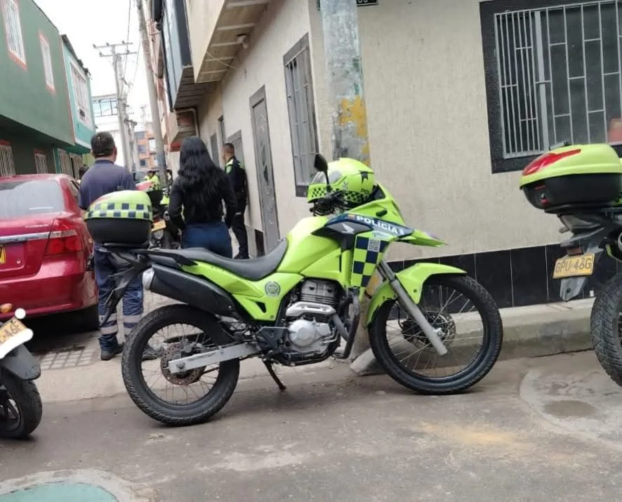Feminicidio en Bosa: su expareja la habría asfixiado e intentó quemar su casa 1 Feminicidio en Bosa: su expareja la habría asfixiado e intentó quemar su casa Un nuevo caso de feminicidio se presentó en la localidad de Bosa en la madrugada de este domingo. La víctima fue una mujer de 30 años que se encontraba en su residencia y habría sido asfixiada por su expareja sentimental. Además, el sujeto intentó incendiar la vivienda ubicada en el barrio Esmeralda.