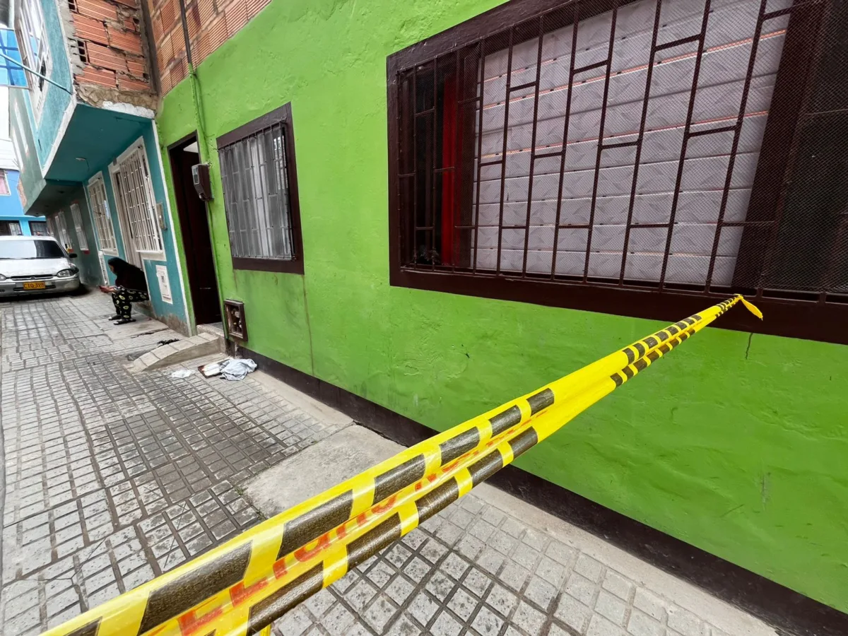 Feminicidio en Bosa: su expareja la habría asfixiado e intentó quemar su casa 2 Feminicidio en Bosa: su expareja la habría asfixiado e intentó quemar su casa Un nuevo caso de feminicidio se presentó en la localidad de Bosa en la madrugada de este domingo. La víctima fue una mujer de 30 años que se encontraba en su residencia y habría sido asfixiada por su expareja sentimental. Además, el sujeto intentó incendiar la vivienda ubicada en el barrio Esmeralda.