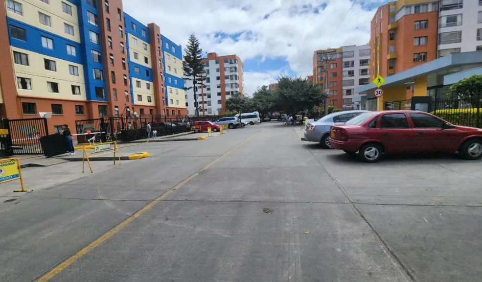 Fontibón: tras las rejas por salvaje intento de feminicidio Un juez envió a prisión a J. Medina, de 51 años, por agredir brutalmente con un martillo a su pareja en un apartamento del barrio Hayuelos, en Fontibón.