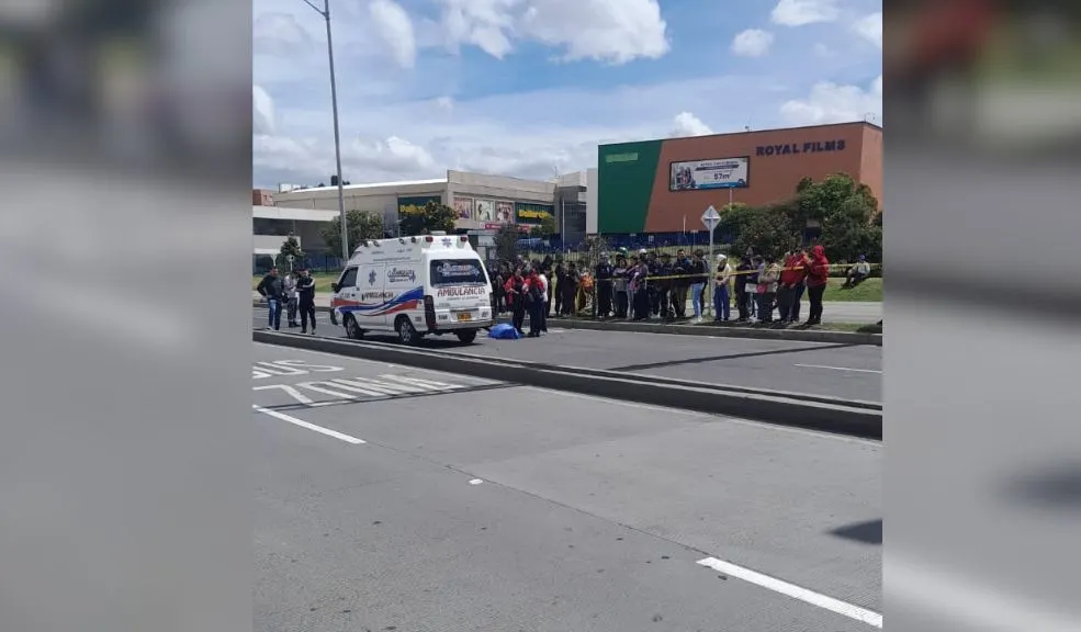 Frente al Portal de Usme muere un peatón tras ser atropellado; motociclista, en grave estado Las autoridades atienden una emergencia ocurrida frente al Portal de Usme. En el lugar, un peatón murió tras ser, al parecer, atropellado por un motociclista. Esto es lo que se sabe del hecho.