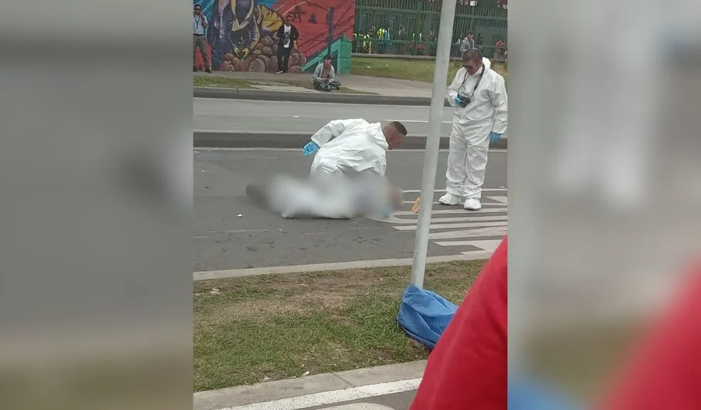 Frente al Portal de Usme muere un peatón tras ser atropellado; motociclista, en grave estado Las autoridades atienden una emergencia ocurrida frente al Portal de Usme. En el lugar, un peatón murió tras ser, al parecer, atropellado por un motociclista. Esto es lo que se sabe del hecho.