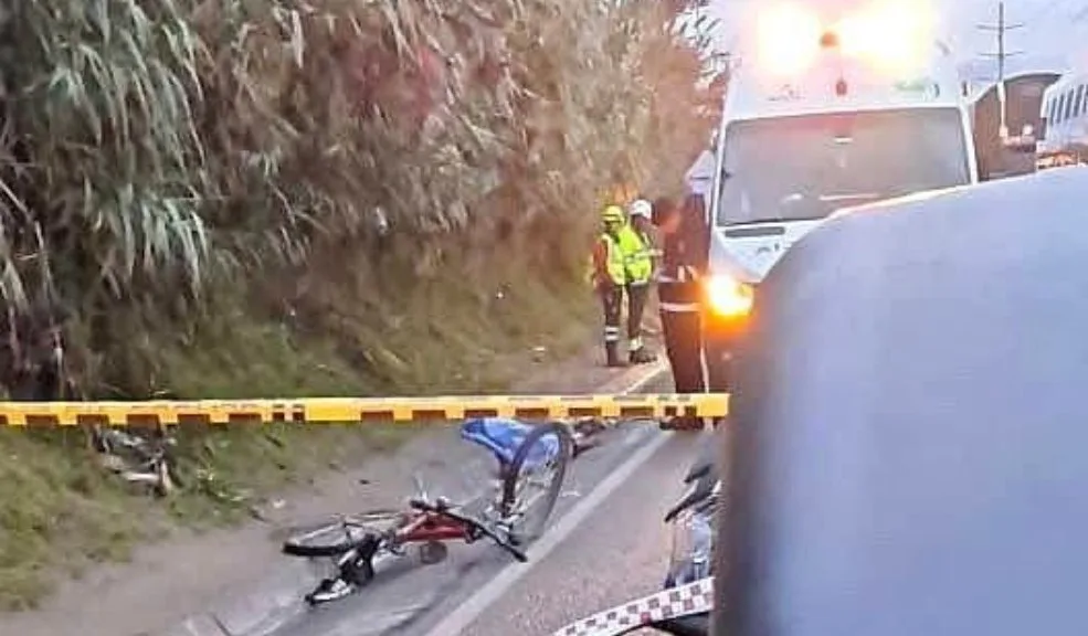 Funza: Jhan Carlos Roa muere en accidente mientras iba en su bicicleta Jhan Carlos Roa, un joven de 27 años, perdió la vida en la madrugada del jueves en un accidente vial en la vía que comunica a Funza con Siberia, en la sabana de Bogotá (Cundinamarca).