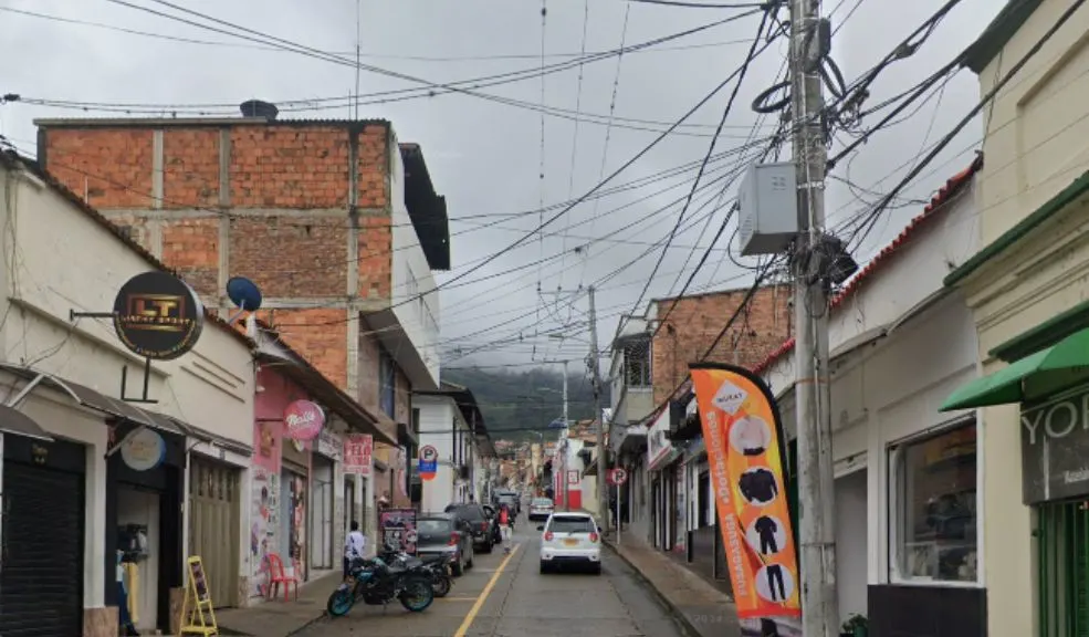 Fusagasugá: misteriosa muerte de joven. Denuncian presunto caso de feminicidio La muerte de una joven de 17 años en Fusagasugá, Cundinamarca, está rodeada de misterio. Aunque una versión preliminar sugiere que la menor atentó contra su vida, su madre sospecha que fue un caso de feminicidio. A continuación, le ofrecemos los detalles del caso.