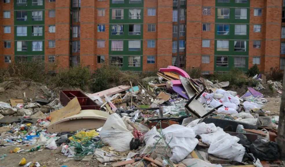 Galán se pone las pilas con las basuras y anuncia nuevas medidas en Bogotá 2 Galán se pone las pilas con las basuras y anuncia nuevas medidas en Bogotá Ante la creciente denuncia de los bogotanos por la presencia y acumulación de basura en la ciudad, el alcalde Carlos Fernando Galán presentó en la mañana de este lunes, junto a la Unidad Administrativa Especial de Servicios Públicos (UAESP), una nueva etapa en el manejo de residuos de Bogotá.