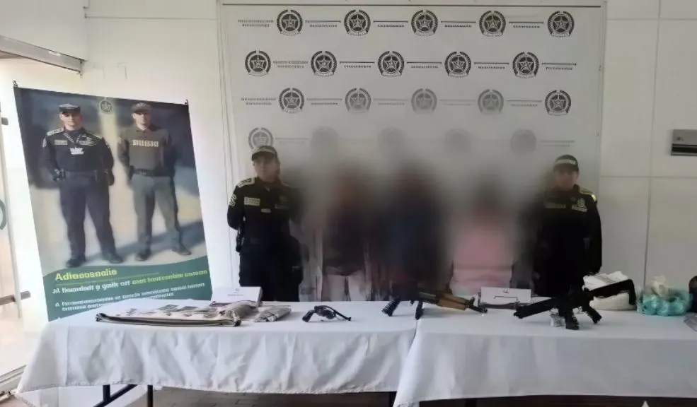 Golpe al microtráfico en Ciudad Bolívar: tres capturados y un arsenal de guerra incautado En un duro golpe contra el crimen organizado en Ciudad Bolívar, la Policía desarticuló a la banda BNB: incautó fusiles AK-47 y M4, más de 18 kilos de cocaína y capturó a tres de sus integrantes. Así fue el operativo.