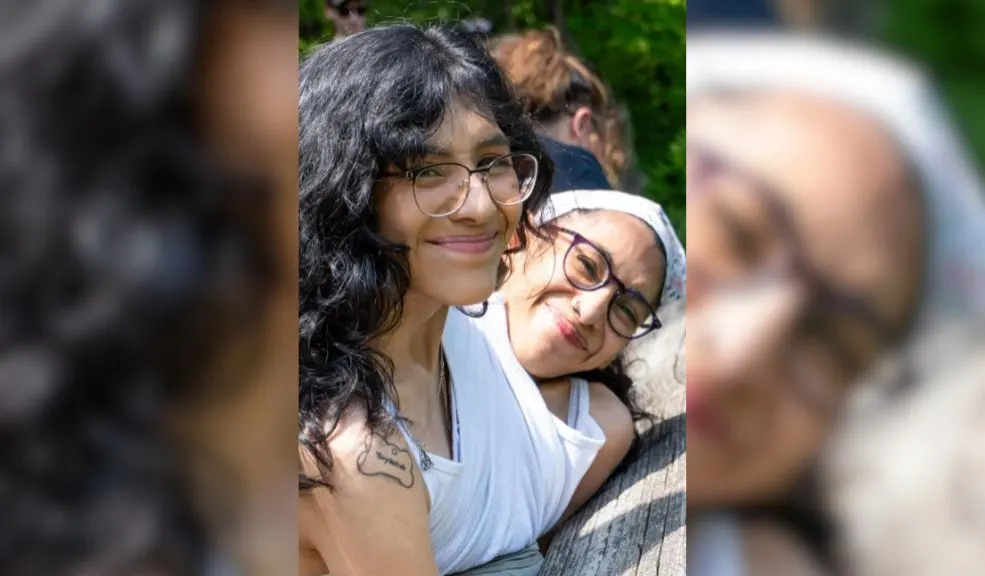 Hermanas siamesas en la mira: aclaran dudas sobre su sexualidad tras boda 2 Hermanas siamesas en la mira: aclaran dudas sobre su sexualidad tras boda Carmen, una de las hermanas siamesas, celebrará en octubre su primer aniversario de casada y cinco años de relación con Daniel, lo que vuelve a ponerlas en la mira del público, que cuestiona su vida sexual y la convivencia entre los tres.