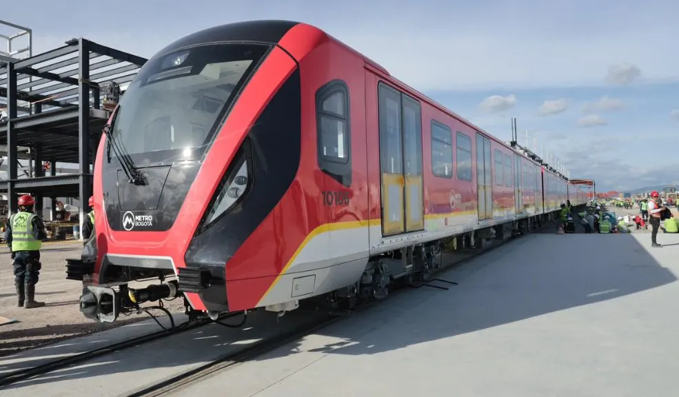 Histórico: ensamble del primer tren del metro en patio taller de Bogotá ¡Ya rueda el sueño bogotano! En el Patio-Taller de Bosa quedó ensamblado el primer tren del Metro de Bogotá —un imponente convoy de seis vagones y 134 metros de largo— que marcará el inicio de la nueva era en movilidad para la capital.