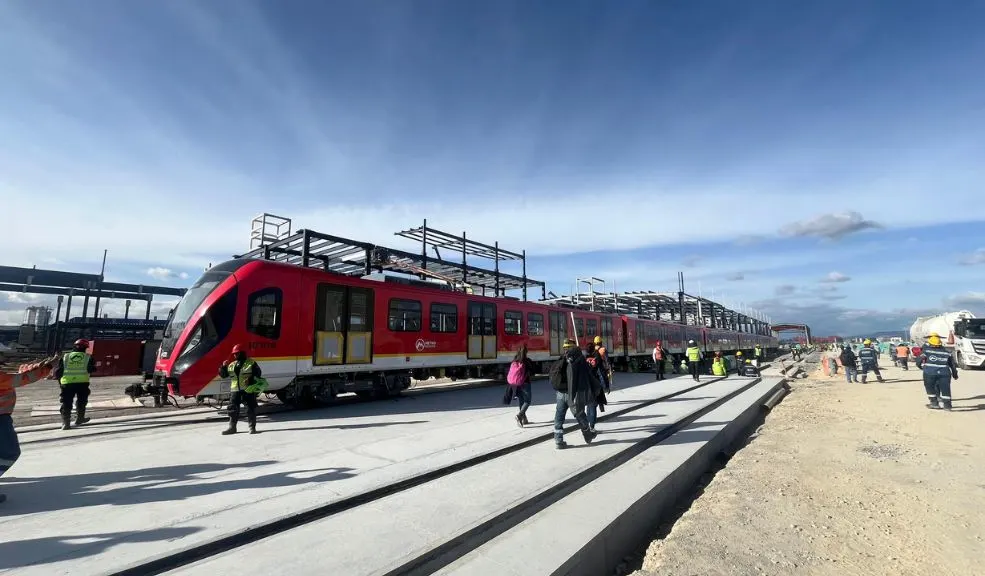 Histórico: ensamble del primer tren del metro en patio taller de Bogotá 3 Histórico: ensamble del primer tren del metro en patio taller de Bogotá ¡Ya rueda el sueño bogotano! En el Patio-Taller de Bosa quedó ensamblado el primer tren del Metro de Bogotá —un imponente convoy de seis vagones y 134 metros de largo— que marcará el inicio de la nueva era en movilidad para la capital.