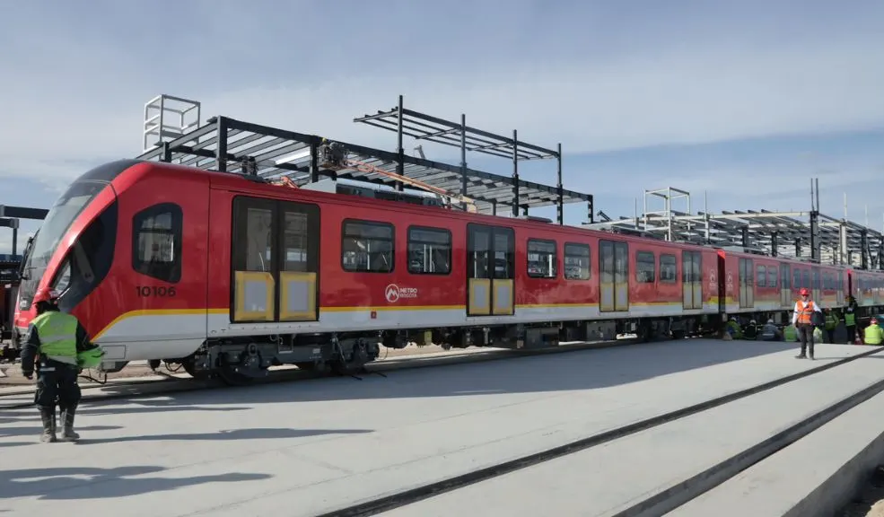 Histórico: ensamble del primer tren del metro en patio taller de Bogotá ¡Ya rueda el sueño bogotano! En el Patio-Taller de Bosa quedó ensamblado el primer tren del Metro de Bogotá —un imponente convoy de seis vagones y 134 metros de largo— que marcará el inicio de la nueva era en movilidad para la capital.
