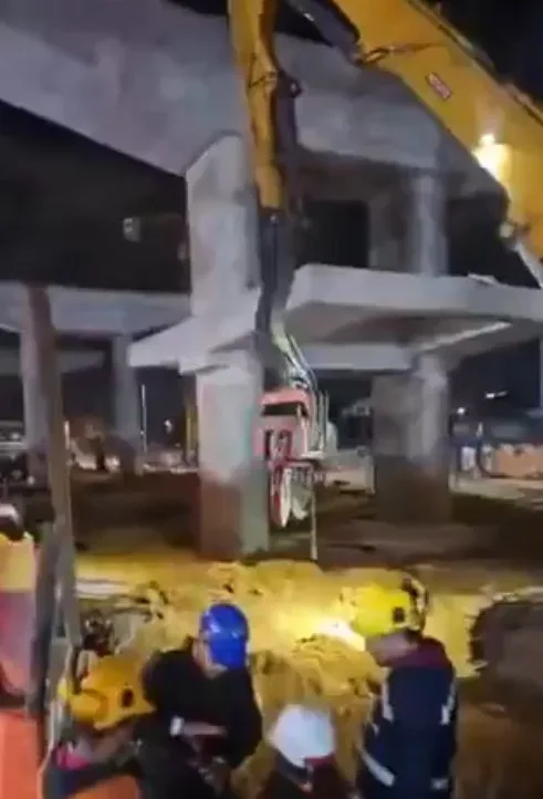 Investigan accidente en que maquinaria del Metro cayó sobre bus de TransMilenio 1 INVESTIGAN ACCIDENTE EN QUE MAQUINARIA DEL METRO CAYÓ SOBRE BUS DE TRANSMILENIO
