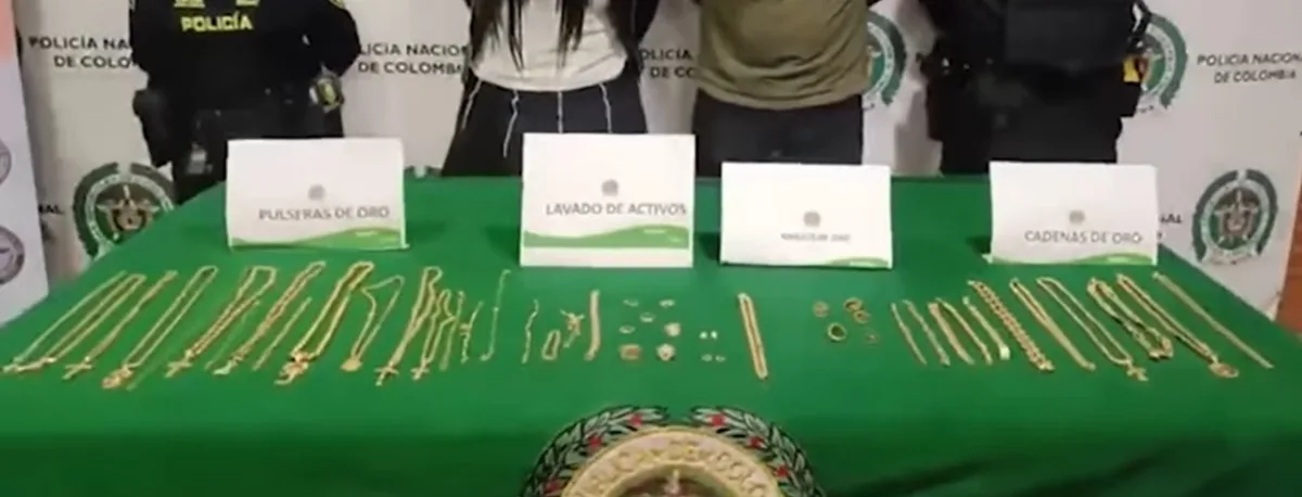 Aeropuerto el Dorado: cayeron con joyas avaluadas en 400 millones de pesos 2 Aeropuerto el Dorado: cayeron con joyas avaluadas en 400 millones de pesos Dos personas fueron capturadas en el aeropuerto El Dorado con joyas avaluadas en 400 millones de pesos, las cuales no contaban con la documentación que acreditara su procedencia legal.