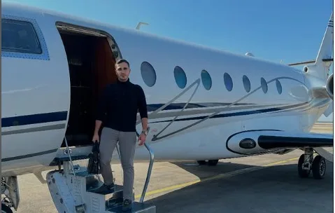 Atraparon al 'Estafador de Tinder': robaba a mujeres por internet El israelí Simon Leviev, cuyo verdadero nombre es Shimon Yehuda Hayut, y mundialmente conocido como “el estafador de Tinder”, fue detenido en el aeropuerto de Batumi (Georgia) tras una alerta de Interpol. Inspiró el famoso documental de Netflix al engañar a mujeres y estafarlas con sumas millonarias.