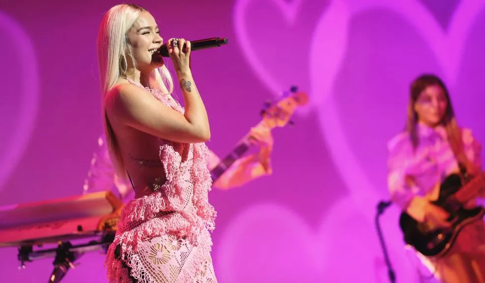 Karol G la rompe en Coachella: primera latina en encabezar el festival Karol G sigue rompiendo fronteras. En esta ocasión, será la primera latina en encabezar el listado de artistas del festival Coachella un domingo. El viernes y el sábado lo encabezan Sabrina Carpenter y Justin Bieber, respectivamente.