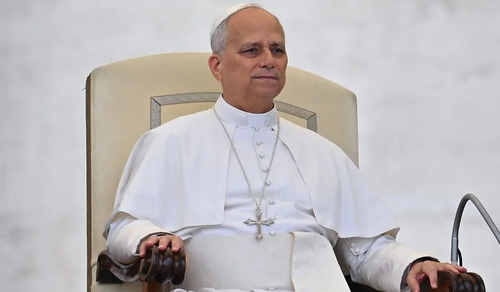 Karol G pondrá a bailar al papa en el Vaticano Karol G se presentará este 13 de septiembre en la Plaza de San Pedro, en el Vaticano, durante el concierto “Grace For The World” (Gracia para el mundo), donde compartirá escenario con Andrea Bocelli, Pharrell Williams y otros artistas. El evento busca promover la paz y contará con la presencia del Papa León XIV.