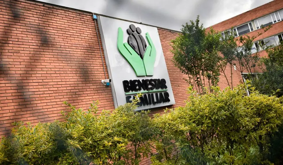La Corte le pide al ICBF que no deje atrás a los adultos más vulnerables 8 La Corte le pide al ICBF que no deje atrás a los adultos más vulnerables La Corte Constitucional ha ordenado al Instituto Colombiano de Bienestar Familiar (ICBF) ajustar sus protocolos para proteger a los jóvenes mayores de 25 años que, a pesar de haber cumplido la mayoría de edad, no cuentan con una red de apoyo para salir del sistema.