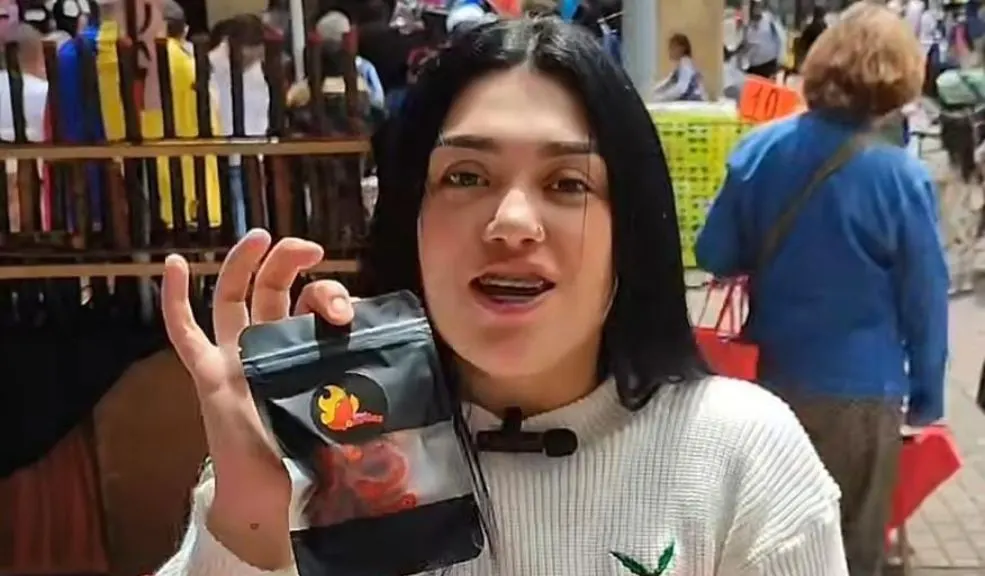 Por vender gomitas en la carrera Séptima, joven fue gravemente herida en su rostro Leidy, la propietaria de un negocio ambulante de gomitas, fue gravemente herida en su rostro porque, al parecer, otras vendedoras no estaban de acuerdo con su presencia en el sector.