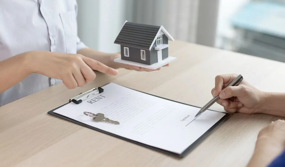 ¿Quiere arrendar o dejar en alquiler una casa? Siga estas claves para evitar dolores de cabeza Hablamos con un experto para conocer las recomendaciones clave si piensa arrendar una casa o dejarla en alquiler. Tome nota y evítese complicaciones.