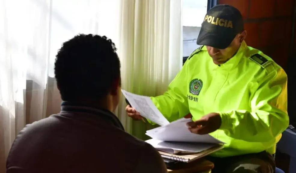 Le ponen freno a red de explotación sexual infantil En un megaoperativo, la Policía y la Fiscalía desarticularon una red dedicada a la pornografía infantil que distribuía material de niños, niñas y adolescentes al extranjero. La organización habría recaudado más de 100 millones de pesos mientras sometía a los menores a esclavitud sexual.