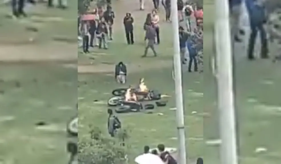 Le quemaron las motos a los de seguridad en la Universidad Nacional tras denuncias de presuntos abusos Tensión en la Universidad Nacional por la quema de dos motocicletas, que presuntamente pertenecerían al equipo de seguridad de la institución. El hecho, que se registró en video, se produjo en medio de una denuncia pública por un presunto caso de abuso de autoridad por parte de vigilantes del campus.