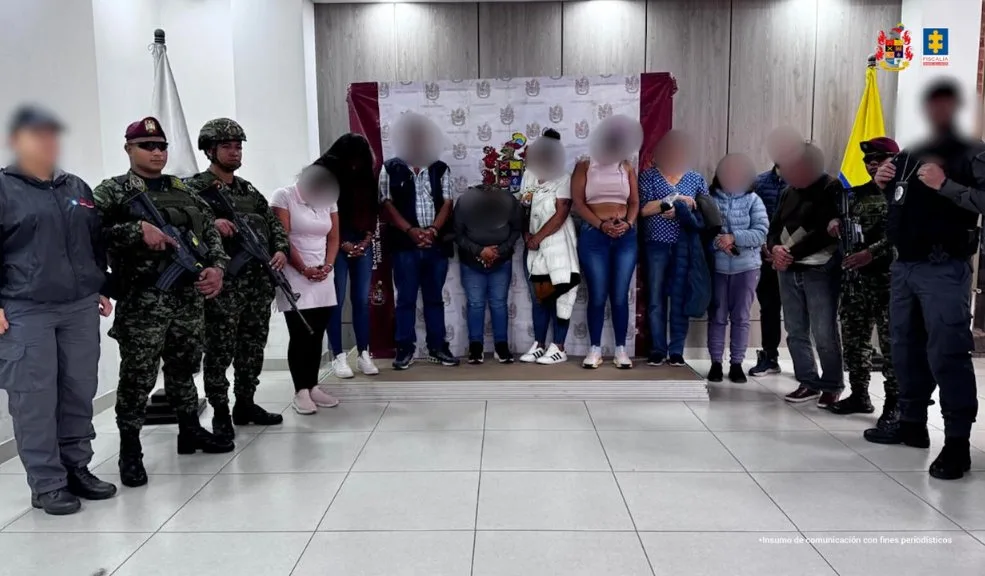 Los Mártires: capturan a 10 integrantes de la banda ‘El Dorado’ por chance y lotería ilegal 1 Los Mártires: capturan a 10 integrantes de la banda ‘El Dorado’ por chance y lotería ilegal Diez personas que, al parecer, conformaban la banda delincuencial ‘El Dorado’ fueron capturadas y judicializadas en Los Mártires por, presuntamente, comercializar de manera fraudulenta chance y lotería ilegal en varias plazas de mercado de Bogotá.