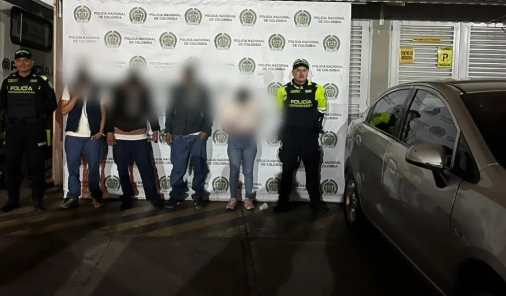 Los Mártires: plan candado permite recuperar carro robado por cuatro sujetos En Los Mártires, cuatro sujetos señalados de participar en el robo de un carro fueron capturados. La Policía Nacional activó un plan candado en el sector de La Favorita, que permitió la ubicación y recuperación del vehículo.