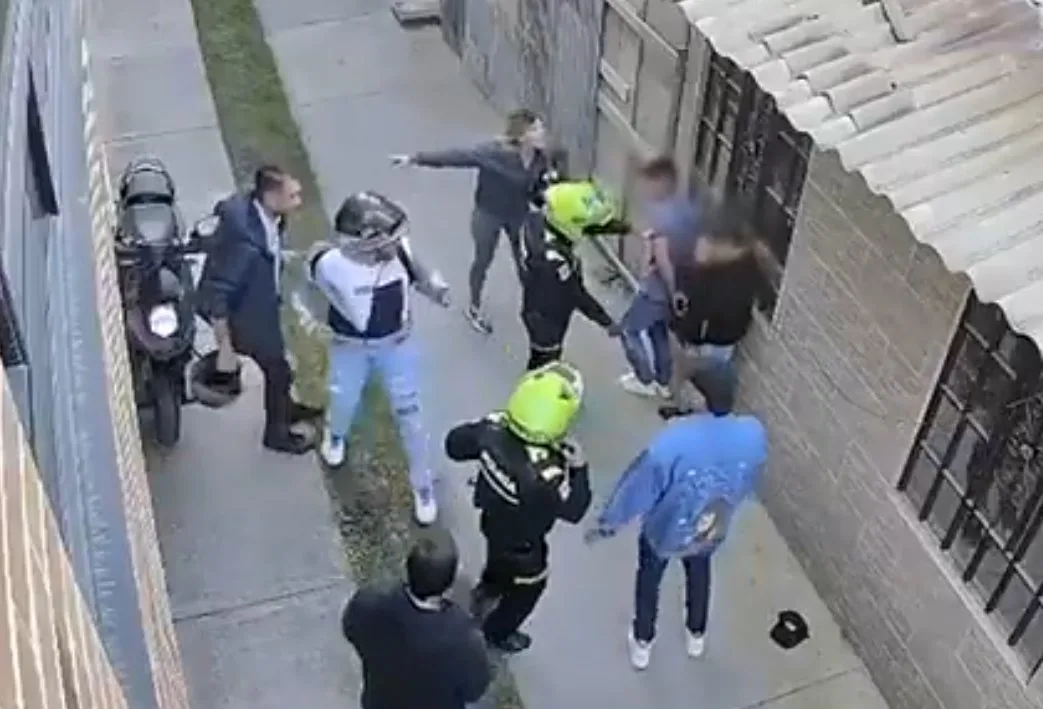 En Puente Aranda: capturan a dos hombres tras robo con arma de fuego 2 En Puente Aranda: capturan a dos hombres tras robo con arma de fuego En la localidad de Puente Aranda, la Policía Nacional capturó a dos hombres de 20 y 21 años, quienes presuntamente le robaron el celular a un domiciliario en el barrio La Alquería.