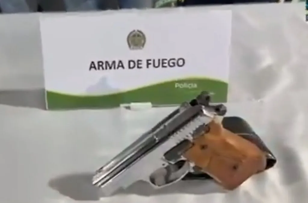 En Puente Aranda: capturan a dos hombres tras robo con arma de fuego 1 En Puente Aranda: capturan a dos hombres tras robo con arma de fuego En la localidad de Puente Aranda, la Policía Nacional capturó a dos hombres de 20 y 21 años, quienes presuntamente le robaron el celular a un domiciliario en el barrio La Alquería.