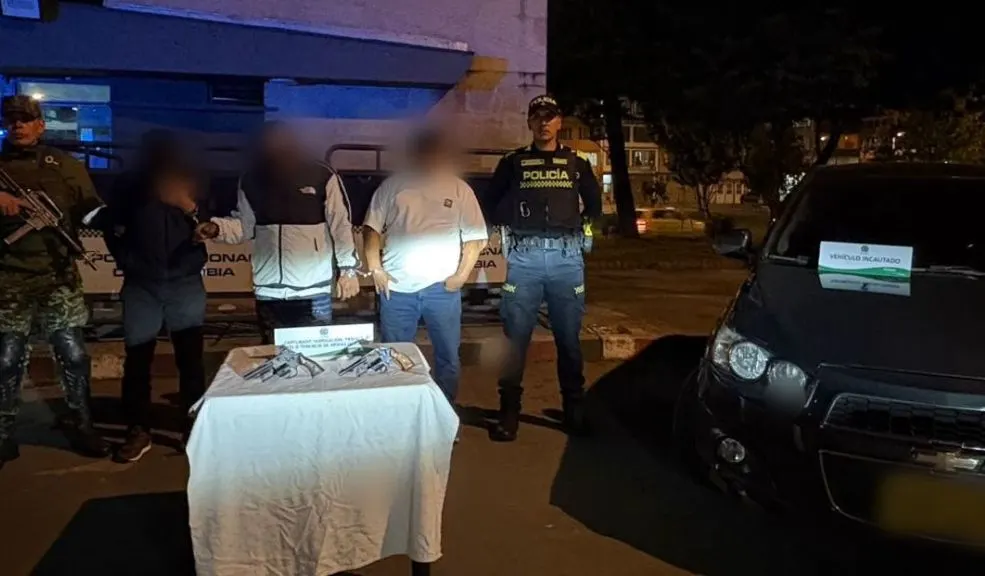 En Suba capturan a tres hombres por comercializar armas de fuego 1 En Suba capturan a tres hombres por comercializar armas de fuego Tres hombres fueron capturados en el barrio Rincón Norte, en la localidad de Suba, cuando, al parecer, pretendían comercializar armas de fuego.