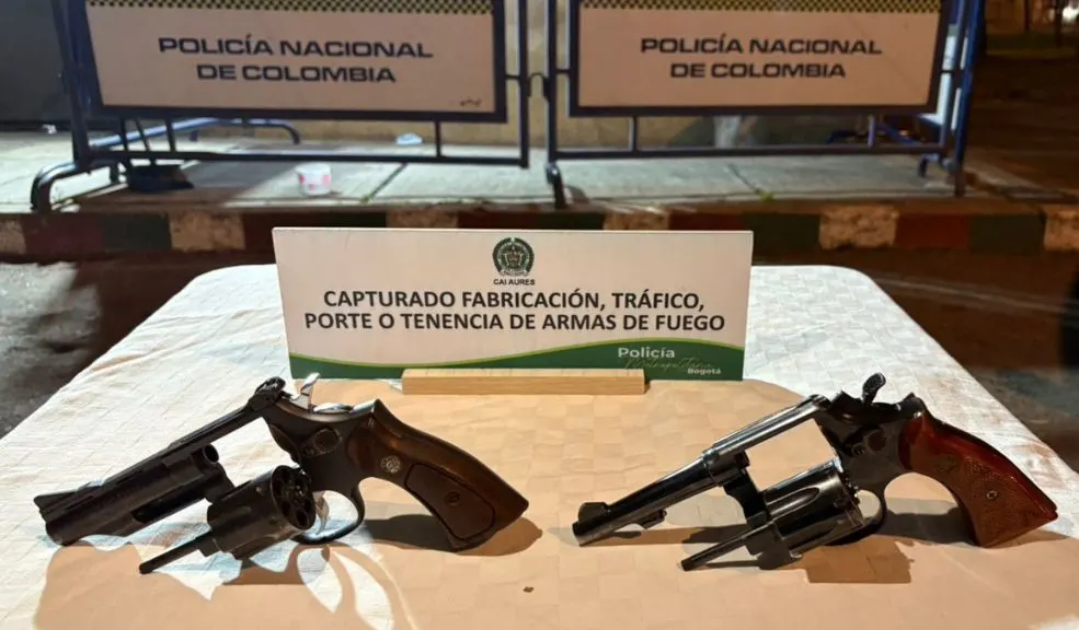 En Suba capturan a tres hombres por comercializar armas de fuego 2 En Suba capturan a tres hombres por comercializar armas de fuego Tres hombres fueron capturados en el barrio Rincón Norte, en la localidad de Suba, cuando, al parecer, pretendían comercializar armas de fuego.