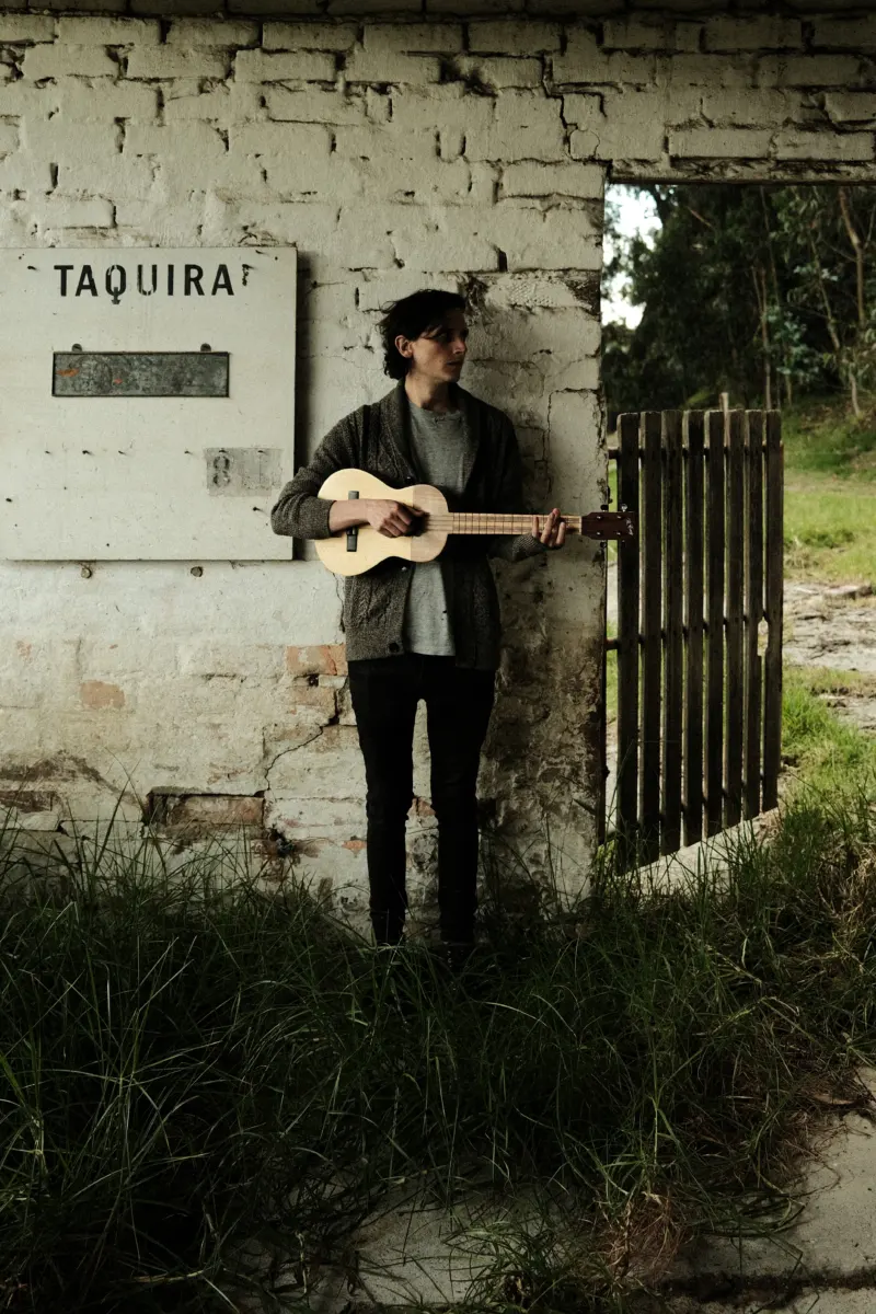 Lucas Hill se refugió en la naturaleza y trae un álbum íntimo y experimental 2 Lucas Hill se refugió en la naturaleza y trae un álbum íntimo y experimental El artista bogotano Lucas Hill lanzará este jueves, en el Planetario, su nuevo disco El Sol Sale También. Hablamos con él sobre esta producción: por qué decidió ir al campo para componerla y lo difícil que es mantenerse vigente en la industria.