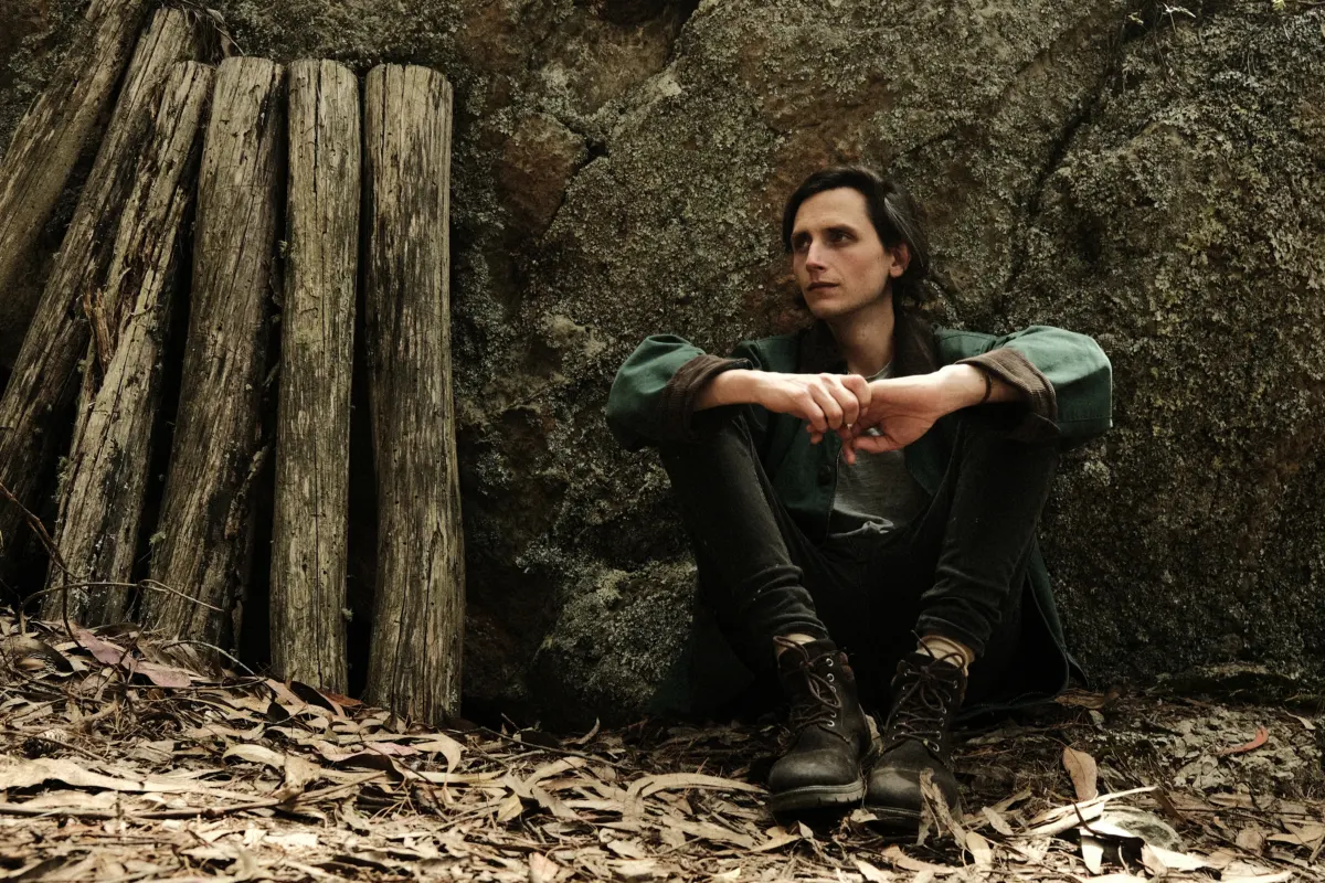 Lucas Hill se refugió en la naturaleza y trae un álbum íntimo y experimental 3 Lucas Hill se refugió en la naturaleza y trae un álbum íntimo y experimental El artista bogotano Lucas Hill lanzará este jueves, en el Planetario, su nuevo disco El Sol Sale También. Hablamos con él sobre esta producción: por qué decidió ir al campo para componerla y lo difícil que es mantenerse vigente en la industria.