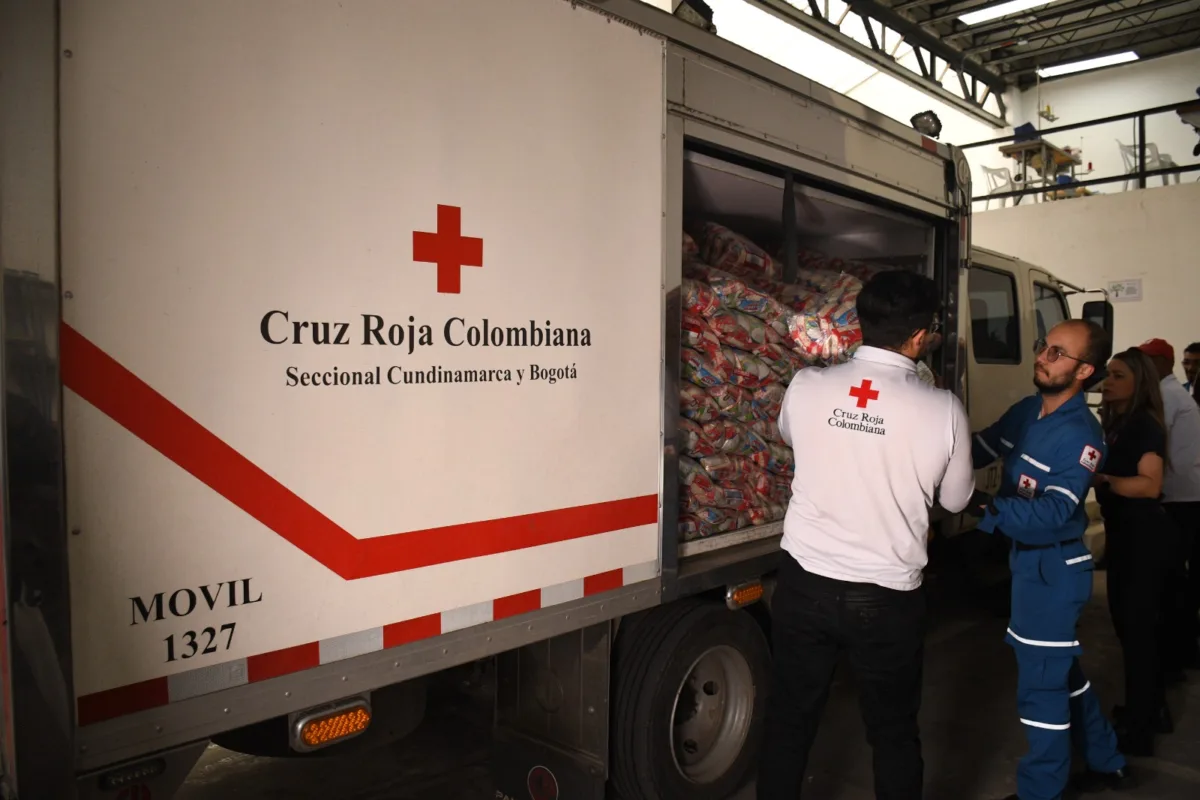 Manos a la olla: La Cruz Roja lucha contra el hambre en Bogotá La Cruz Roja con su Banco de Alimentos busca luchar contra el hambre y disminuir los índices de inseguridad alimentaria en Bogotá.