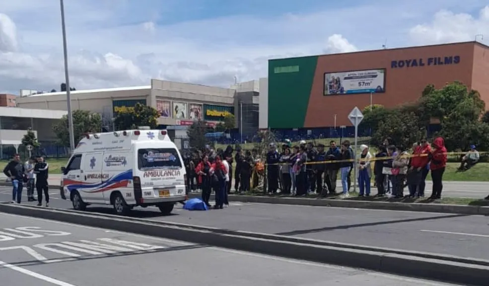 Más detalles del accidente en Usme: mujer perdió la vida tras ser arrollada por una moto Momentos de angustia y temor se vivieron en el barrio El Portal, localidad de Usme, tras un fuerte estruendo que alertó sobre la muerte de una mujer en un siniestro vial que también dejó a un hombre herido.