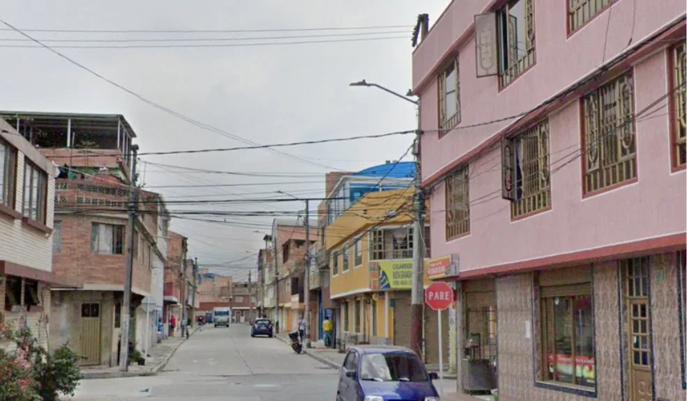 Más detalles del asesinato de un hombre en una panadería de Bosa 1 Más detalles del asesinato de un hombre en una panadería de Bosa Un hombre, identificado como Rubén Darío Ramírez, fue asesinado a tiros frente a una panadería en el barrio Carbonell de Bosa. La Policía investiga el ataque y busca a los responsables, que al parecer huyeron en motocicleta.