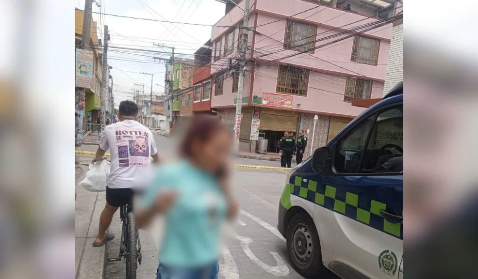 Más detalles del asesinato de un hombre en una panadería de Bosa 2 Más detalles del asesinato de un hombre en una panadería de Bosa Un hombre, identificado como Rubén Darío Ramírez, fue asesinado a tiros frente a una panadería en el barrio Carbonell de Bosa. La Policía investiga el ataque y busca a los responsables, que al parecer huyeron en motocicleta.