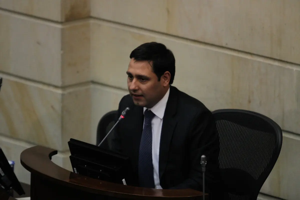 Entrevista con Mauricio Lizcano: el candidato a la Presidencia que busca la "unidad" 3 Entrevista con Mauricio Lizcano: el candidato a la Presidencia que busca la "unidad" En entrevista con Q’HUBO, Mauricio Lizcano contó la razón que lo motivó a lanzarse a la candidatura por la Presidencia de la República. De igual manera, contó lo que buscará cambiar, en caso de ser elegido en las elecciones de 2026. Su apuesta, construir "puentes" en vez de "muros".