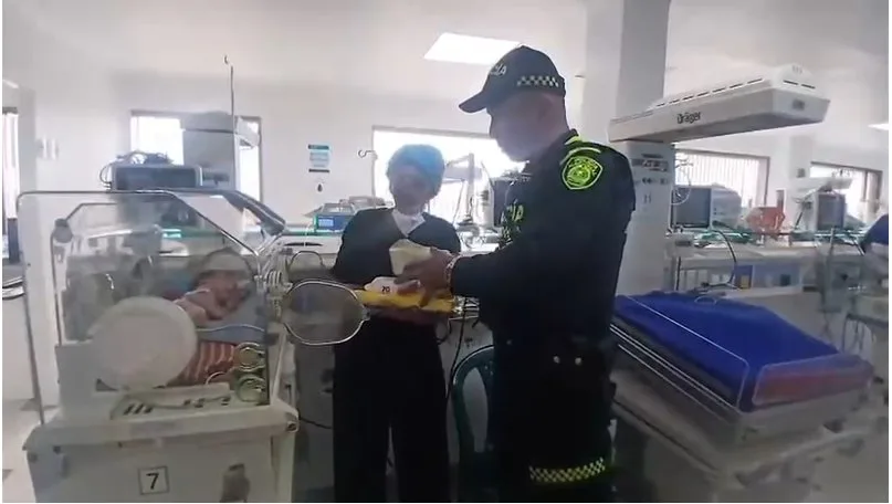 Milagro en las calles del Simón Bolívar: Policías ayudaron a una madre a dar a luz 2 Milagro en las calles del Simón Bolívar: Policías ayudaron a una madre a dar a luz En el barrio Simón Bolívar, dos policías se convirtieron en héroes al ayudar a una madre en situación vulnerable que entró en trabajo de parto en la vía pública. Durante más de 40 minutos la acompañaron, le dieron calma y primeros auxilios, hasta que llegó la ambulancia y lograron salvar la vida de ella y su bebé.