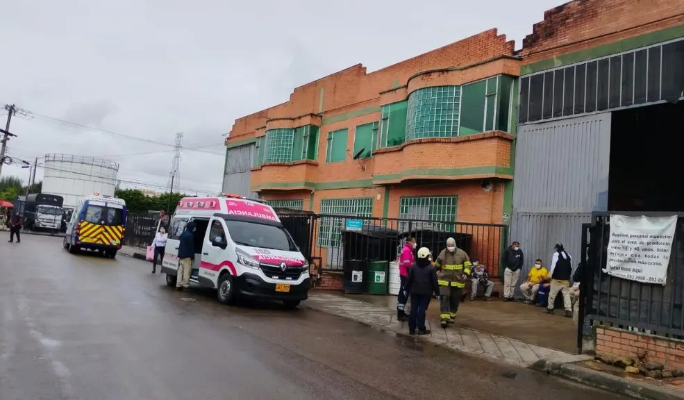 Mosquera: fuga de gas cloro deja 37 intoxicados y 400 evacuados En Mosquera se presentó una emergencia sanitaria en la que se liberó gas cloro, una sustancia altamente tóxica para el ser humano. Según reportes de la Secretaría de Salud de Cundinamarca, se generaron afectaciones en 37 personas y otras 400 fueron evacuadas.
