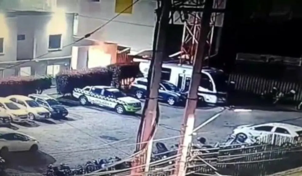 Motín en estación de Policía de Funza deja cinco muertos 1 Motín en estación de Policía de Funza deja cinco muertos Un motín en la estación de Policía de Funza, en Cundinamarca, provocó un incendio que dejó cinco reclusos muertos por inhalación de humo, mientras que otros siete permanecen en observación en diferentes centros de salud.