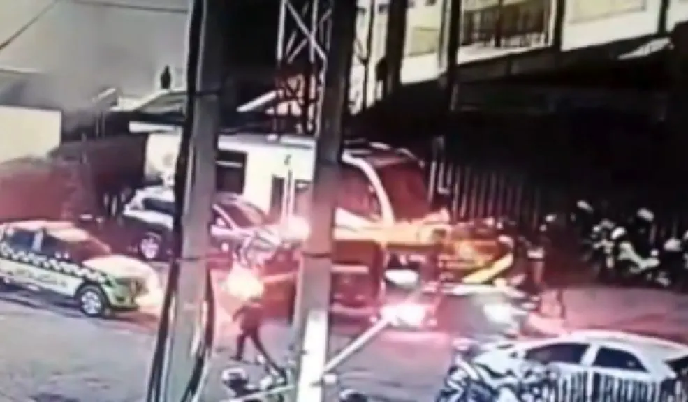 Motín en estación de Policía de Funza deja cinco muertos 2 Motín en estación de Policía de Funza deja cinco muertos Un motín en la estación de Policía de Funza, en Cundinamarca, provocó un incendio que dejó cinco reclusos muertos por inhalación de humo, mientras que otros siete permanecen en observación en diferentes centros de salud.